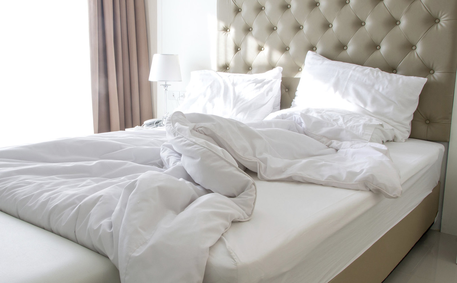 cama desecha. Según un estudio de la universidad británica de Kingston, no hacer la cama inmediatamente después de levantarnos impediría la proliferación de ácaros ya que de este modo se reducirían los niveles de humedad entre las sábanas