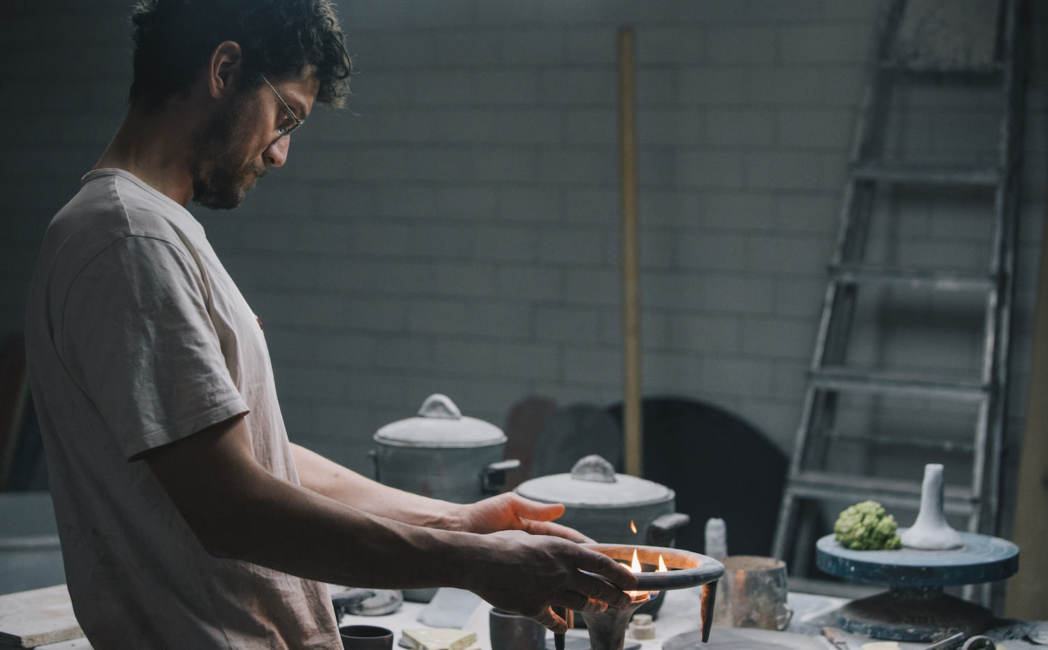 Dektonclay process 3. Xavier Mañosa durante su trabajo de investigación en el taller