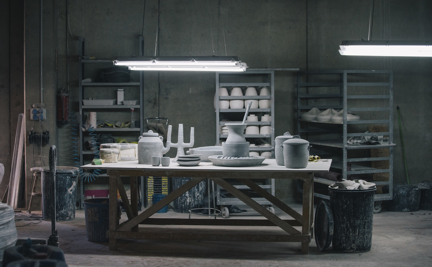 Dektonclay process 4. Ollas, candelabros y platos fabricados según procesos artesanales con el material industrail Dekton de Cosentino