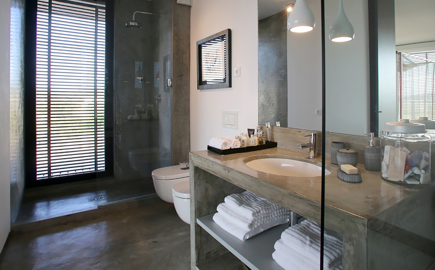 El baño está hecho a medida con microcemento