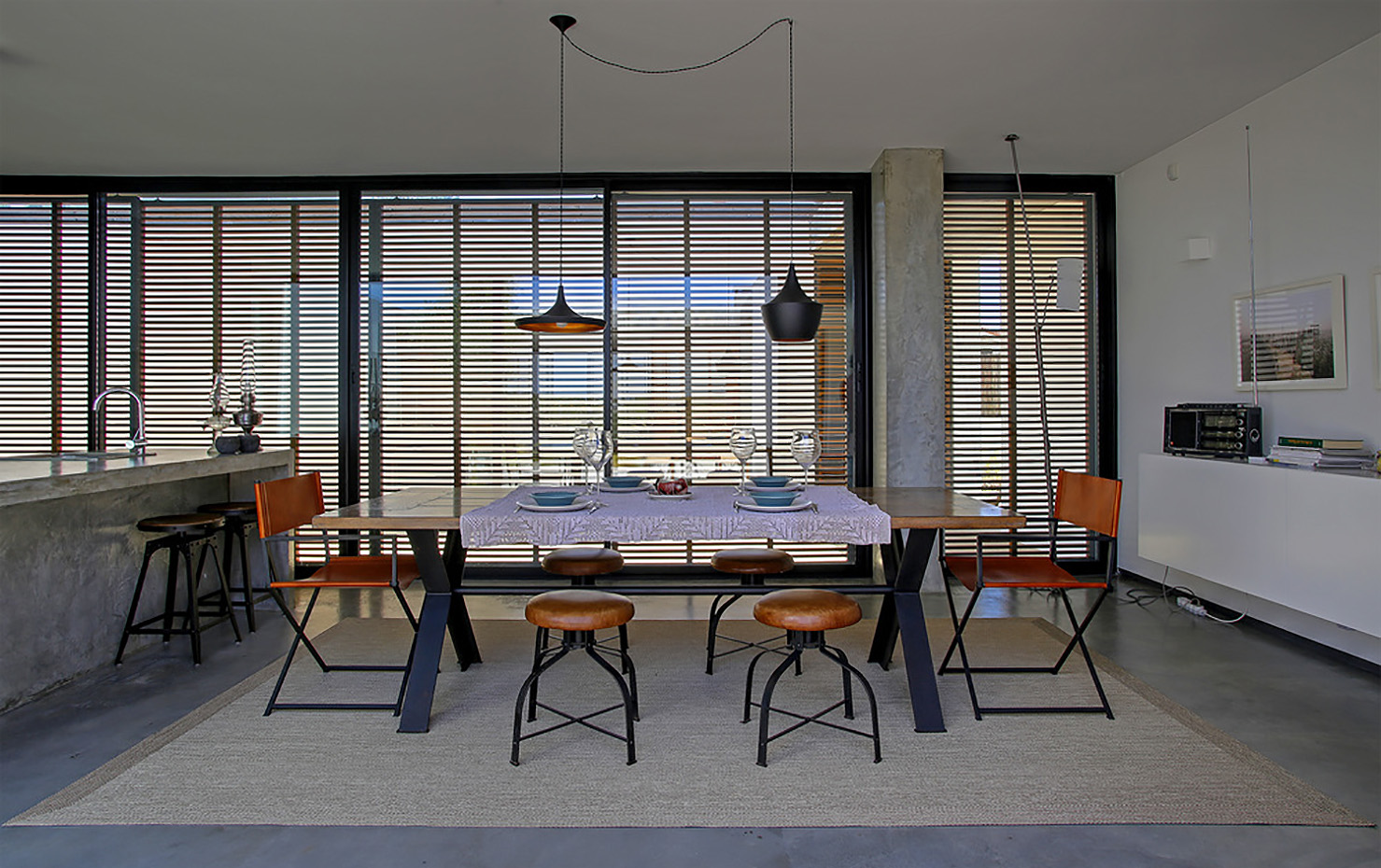 El comedor se une a la cocina en un mismo ambiente