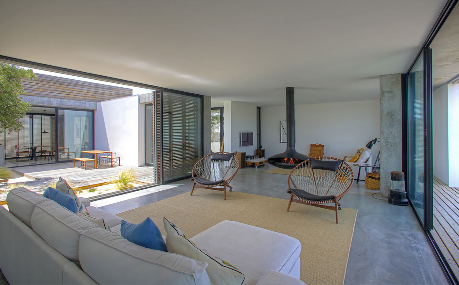 El suelo de microcemento es ideal para una casa de playa