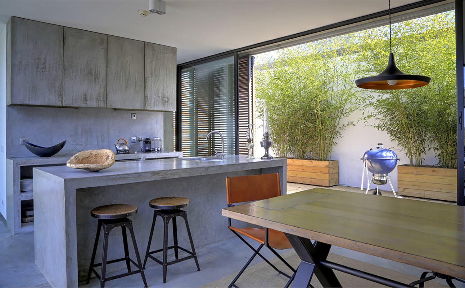 La isla y los muebles de la cocina están acabados en microcemento
