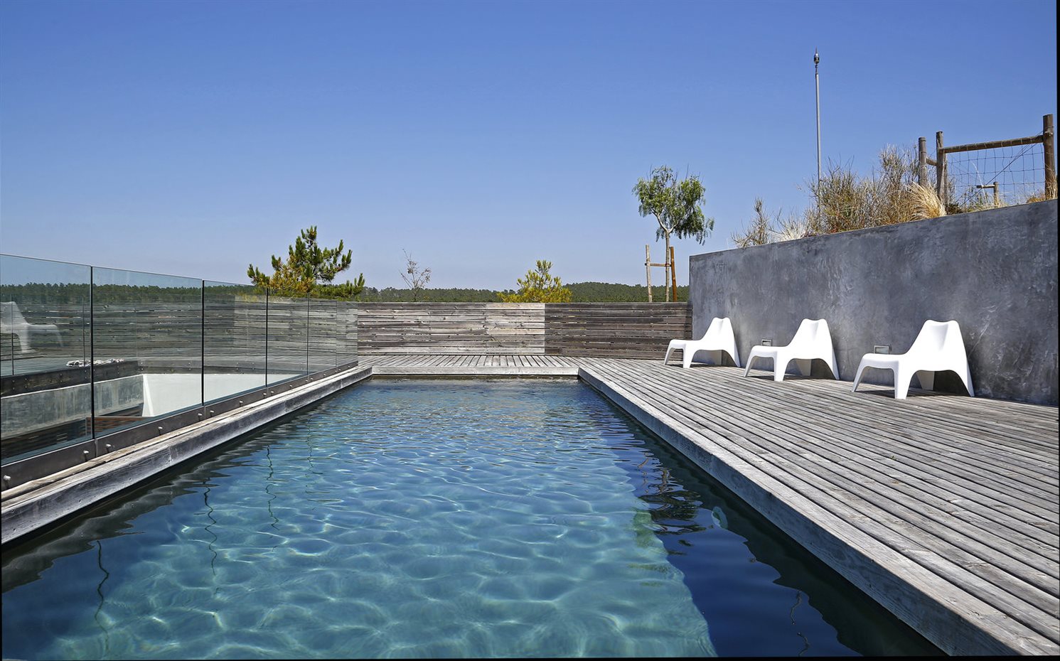 La piscina de 30 metros cuadrados es climatizada