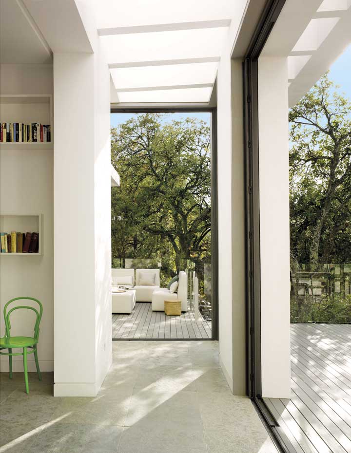 ARQUITECTURA-155-4. Porches y terrazas, como en esta casa de Lis Melgarejo, evitan los trastornos asociados a períodos prolongados en ambientes cerrados