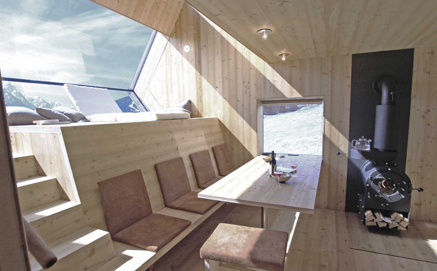 ARQUITECTURA-155-6. Científicos coreanos ha diseñado una ventana que permite pasar el aire, pero no el sonido. Esta ventana se puede sintonizar por frecuencias, de modo que puede discriminar entre el sonido de las olas del mar, de baja frecuencia, y los ruidos de alta frecuencia, dejando entrar solo el sonido del mar con aire fresco