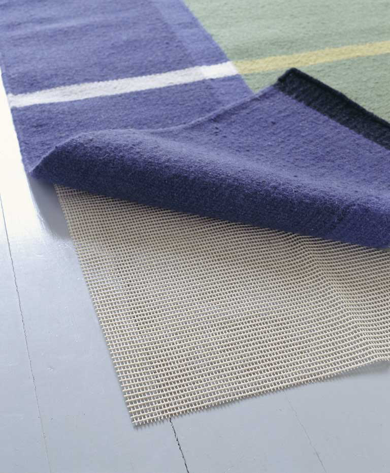 La base Stopp, de Ikea, hace que la alfombra se agarre mejor al suelo para evitar resbalones y de paso facilitar la limpieza con la aspiradora