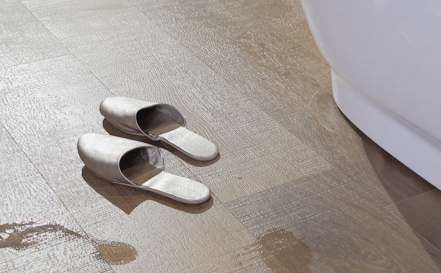 La tecnología Nanoker de Porcelanosa crea una capa antideslizante en la superficie de sus parquets cerámicos que es ideal para el baño