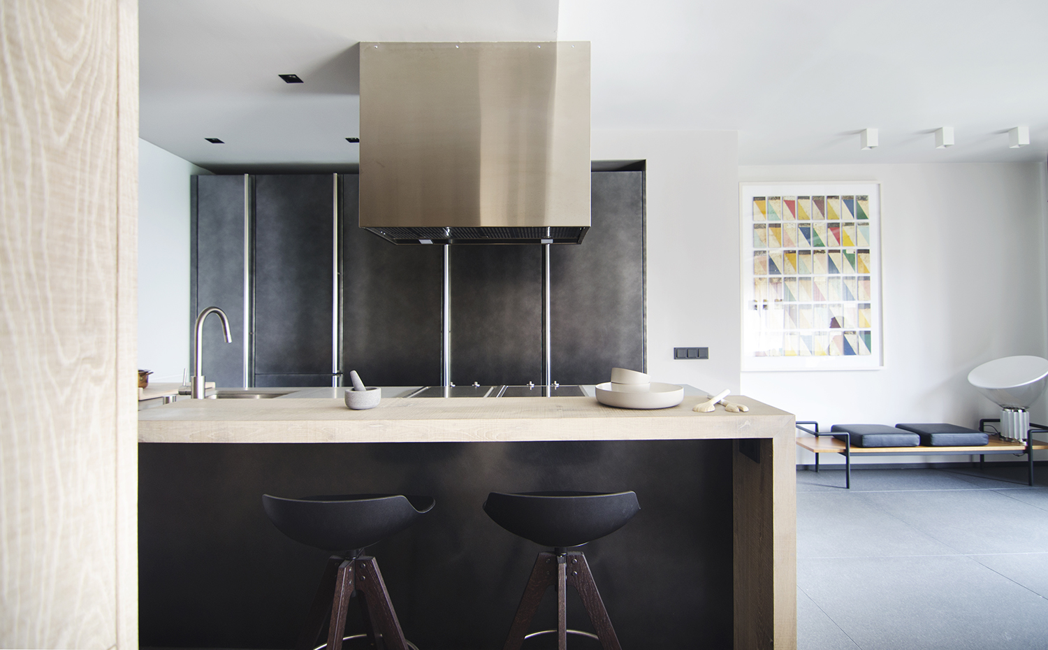 Sarrià-10. La isla de cocina se ha equipado con los taburetes Flow, de MDF Italia