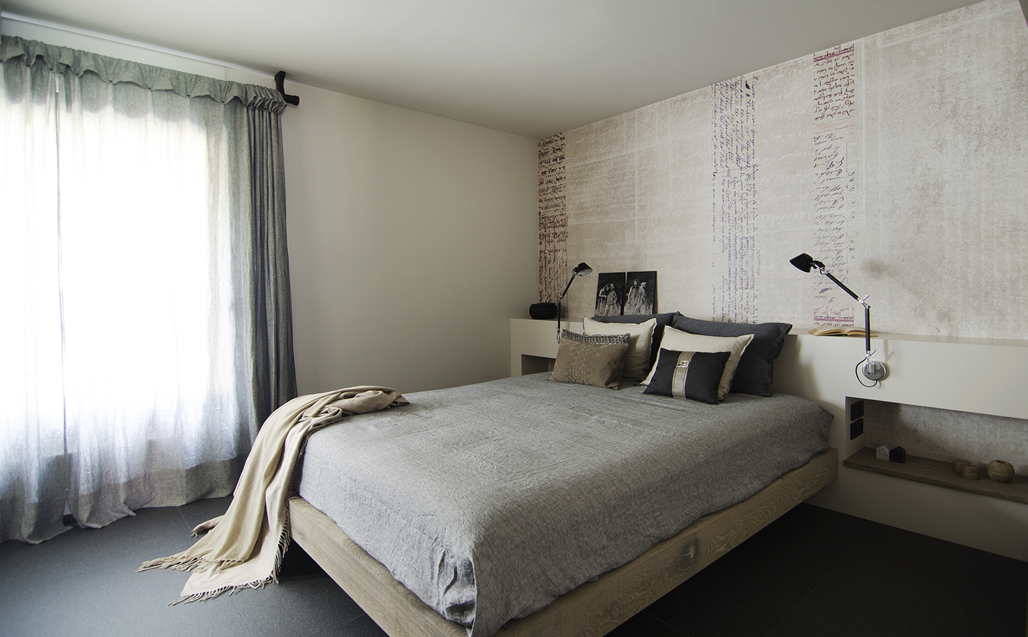 Sarrià-12. En el dormitorio, tanto la cama como el cabecero pertenecen a la colección Nordic Flight, de Coblonal. Los cojines son de Fendi