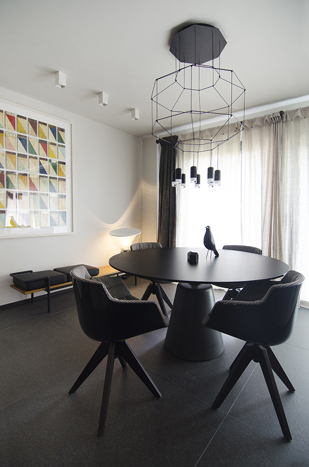 Sarrià-5. En el comedor, la mesa redonda Rock Table y las sillas Flow Slim, de Jean-Marie Massaud para MDF Italia. Lámpara Wireflow, de Arik Levy para Vibia 