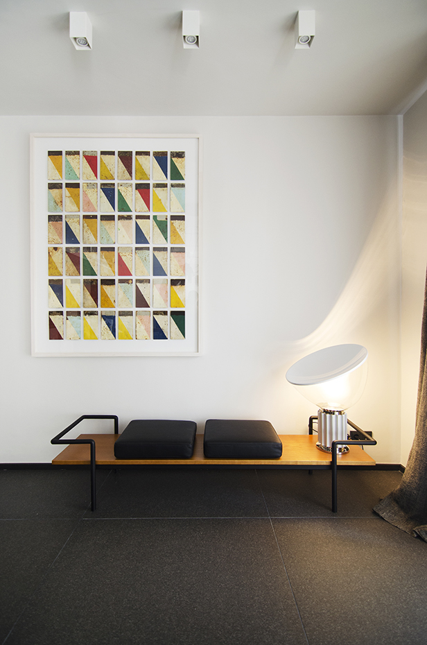 Sarrià-6. En un rincón del salón, el banco T904, de Gastone Rinaldi para Poltrona Frau, y un clásico del diseño contemporáneo, la lámpara Taccia, de Achille y Pier Giacomo Castiglioni para Flos. Cuadro de Bruno Ollé, de la Galería Miquel Alzueta