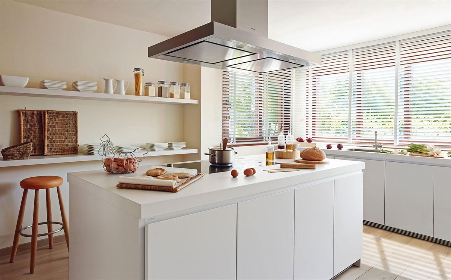 00384436. El taburete CH56 es de Hans J. Wegner para Carl Hansen & SØn. La campana, con sistema de recirculación, y la placa de inducción de 90 cm, son de Gaggenau. Grifería de bulthaup. Todo procede de Sagaseta