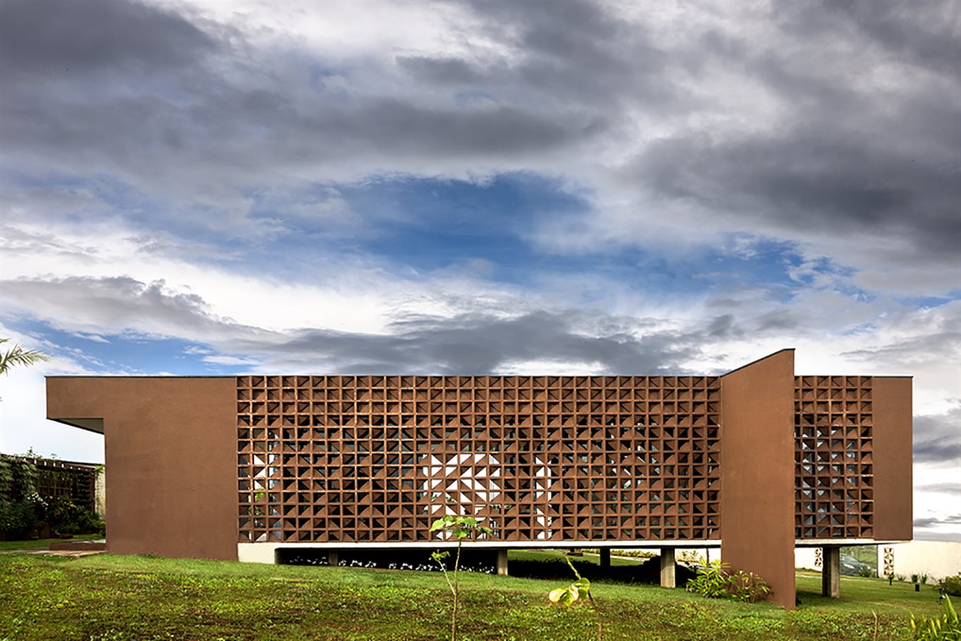 Casa Clara AYD 11. Fachada posterior de la vivienda con su característica celosía geométrica