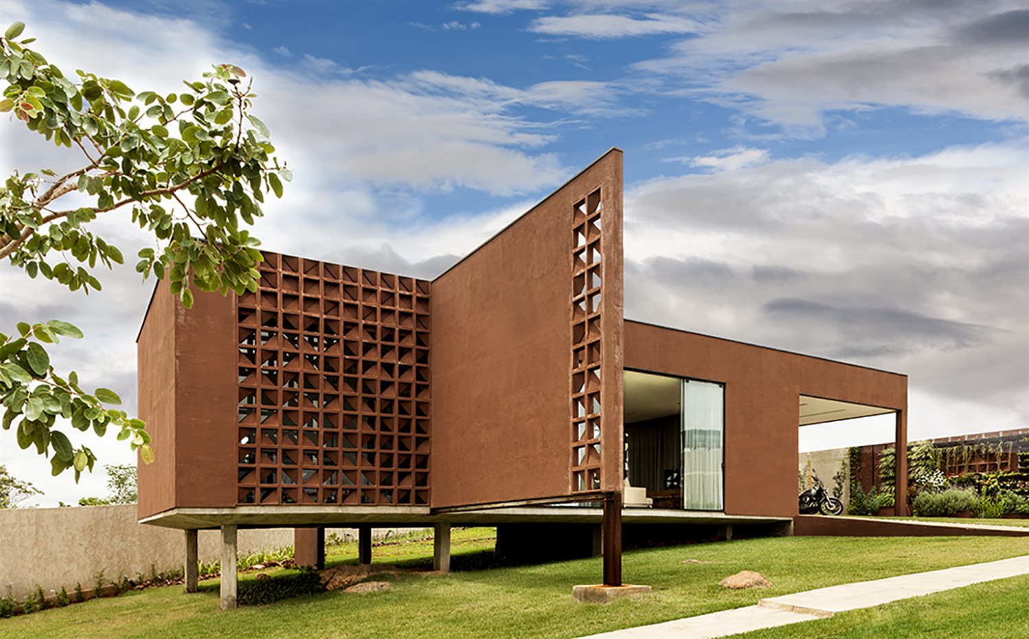 Casa Clara AYD 3. La está construida en pendiente sobre una sólida base de hormigón