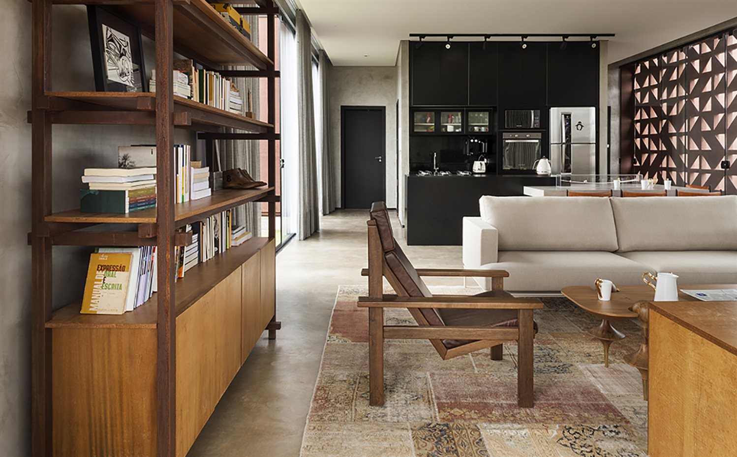 Casa Clara AYD 4. Detalle del salón-comedor con butaca de Zanine Caldas y librería de Studio Virgula
