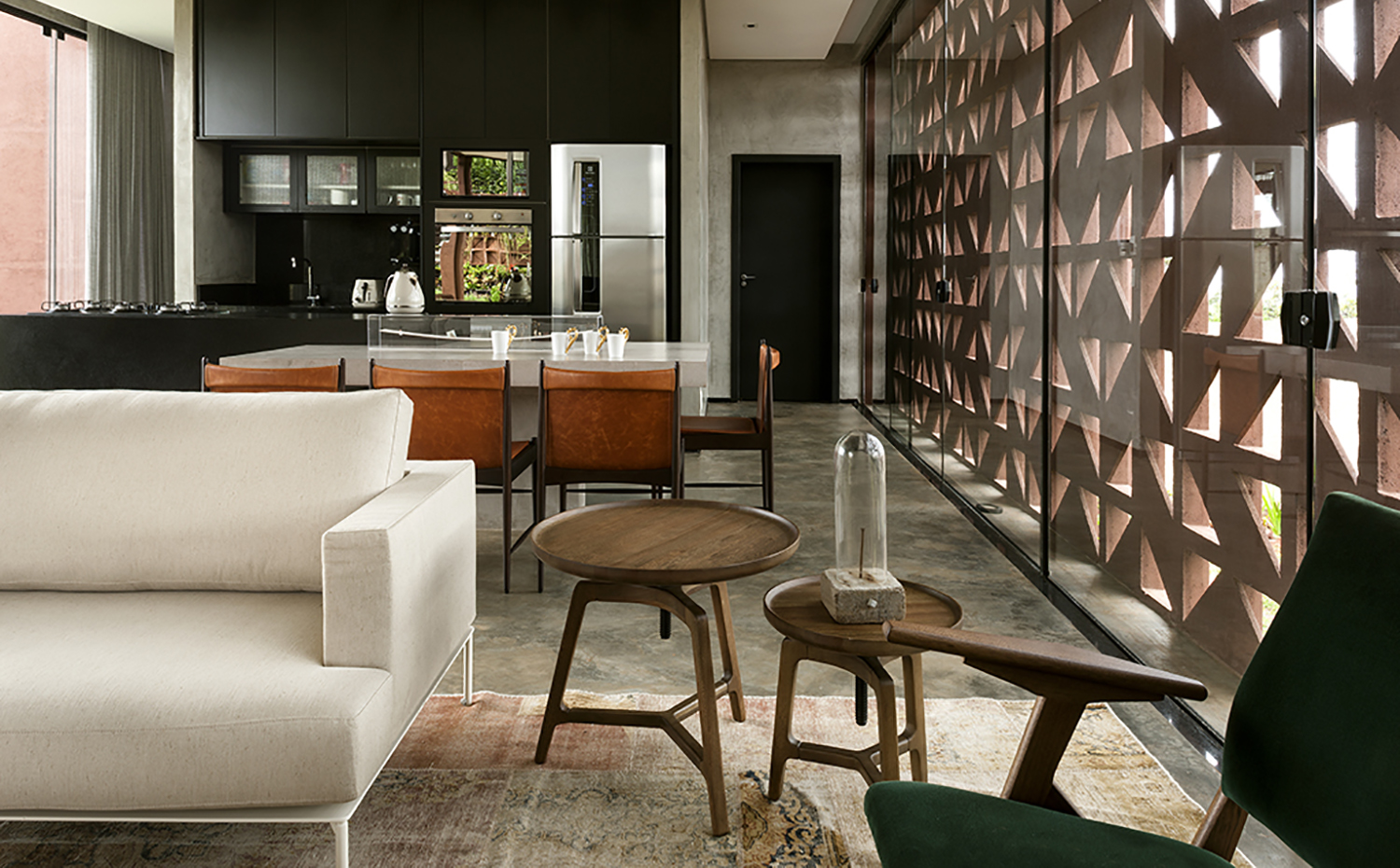 Casa Clara AYD 6. Detalle del salón con sofá blanco diseñado por Studio Bola
