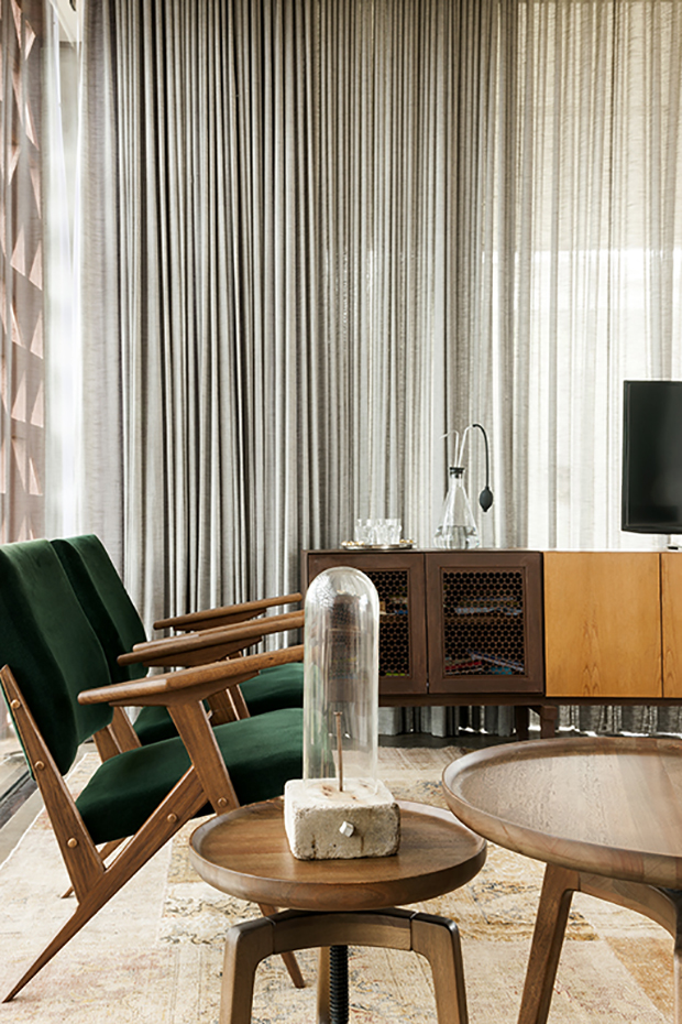 Casa Clara AYD 9. Detalle del salón con sillones de Zanine Caldas y aparador de Studio Virgula