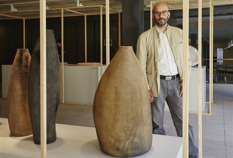 Ernst Gamperl con su obra ganadora, 'Tree of Life 2'