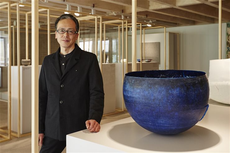 Yoshiaki Kojiro junto al cuenco de vidrio 'Structural Blue'