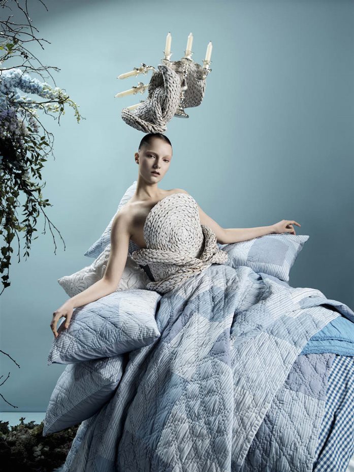 ZARA HOME LA GRANDE ILLUSIONE BY TIM WALKER 2. Mantas y almohadas se despliegan para formar la falda en esta fantasía onírica