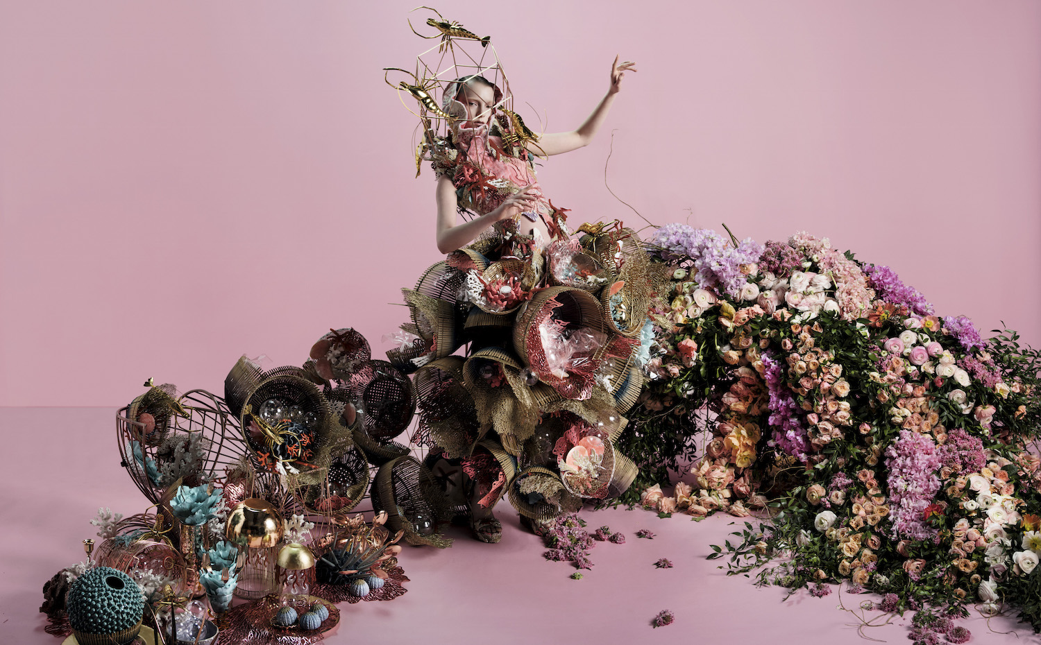 ZARA HOME LA GRANDE ILLUSIONE BY TIM WALKER 3. Complementos de mesa y flores cubren a esta hada