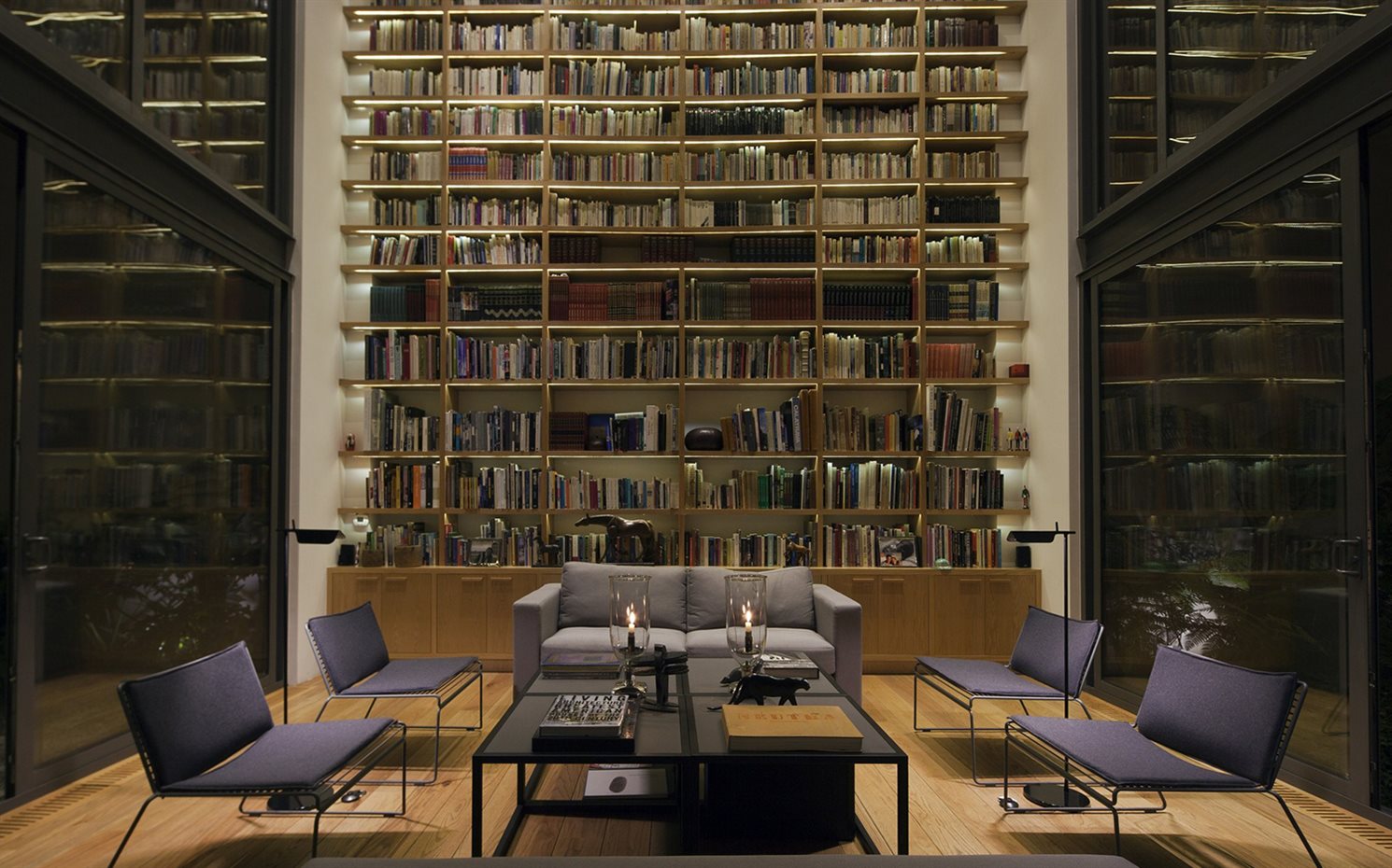 El salón está presidido por una majestuosa biblioteca que incorpora tecnología Led