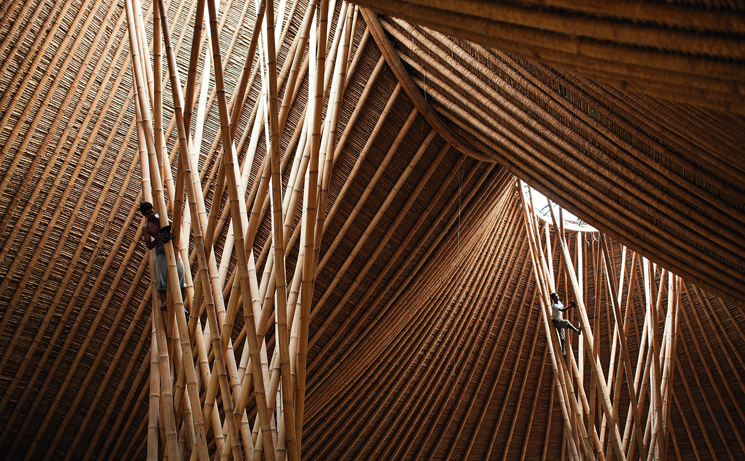 Sala Three Mountain en Bali, Indonesia, de Jörg Stamm. Libro Wood de Phaidon