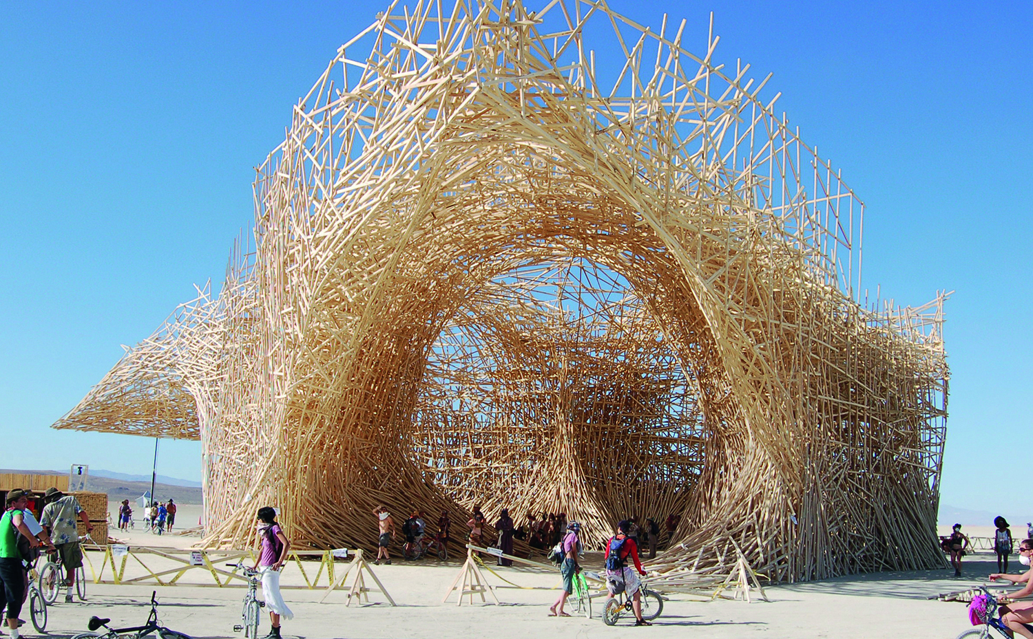 Instalación Uchronia en el festival Burning Man, en Nevada NV (Estados Unidos), de Arne Quinze. Libro Wood de Phaidon