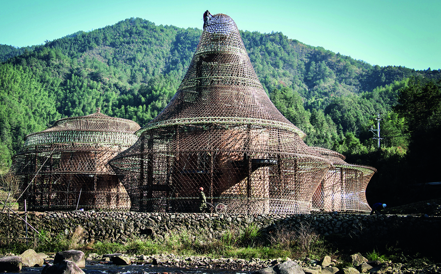 Bamboo Hostel, en Baoxi (China), de Anna Heringer. Libro Wood de Phaidon