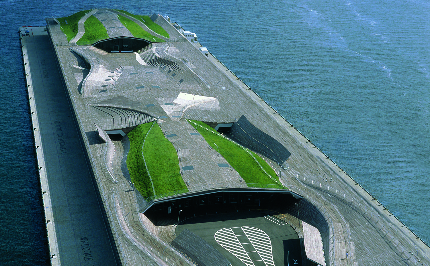 Terminal de pasajeros de Yokohama (Japón), del estudio FOA. Libro Wood de Phaidon