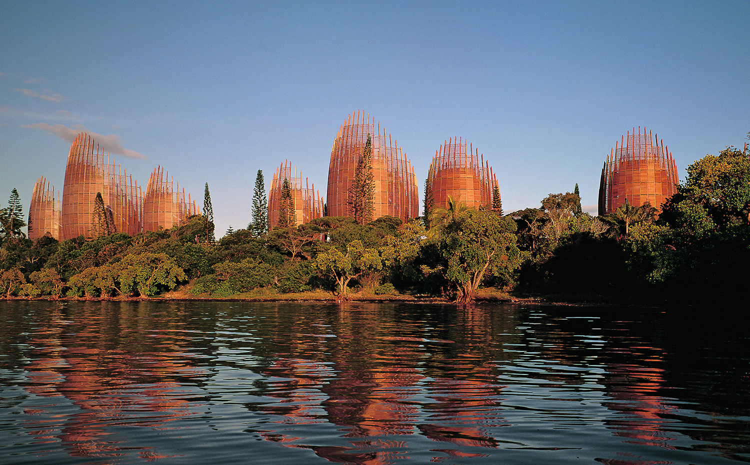 Centro Cultural Jean-Marie Tjibaou, en Nueva Caledonia, de Renzo Piano. Libro Wood de Phaidon