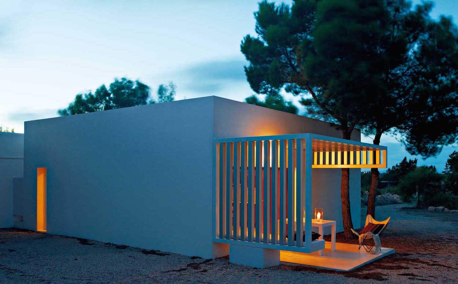 00311156. La terraza tiene una pérgola que da sombra y genera un banco longitudinal, a la vez que enfoca la mirada hacia el paisaje.