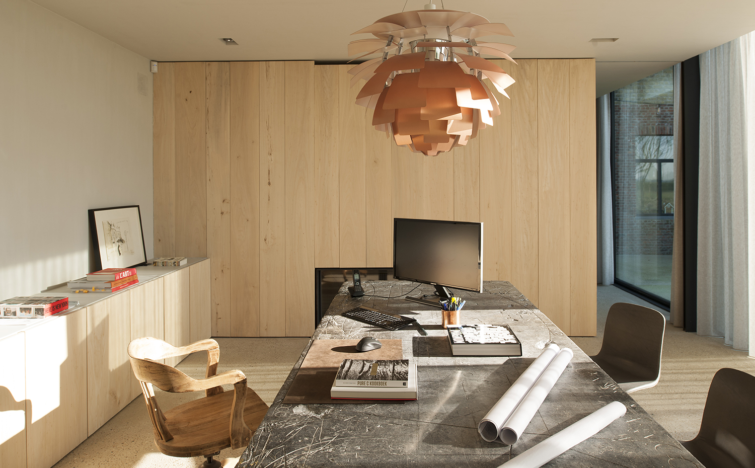 00430258 O. El asiento debe permitirnos mantener la espalda erguida y alineada, con la zona dorsolumbar bien recostada contra el respaldo. Sillas PK9, de Poul Kjaerholm para Fritz Hansen