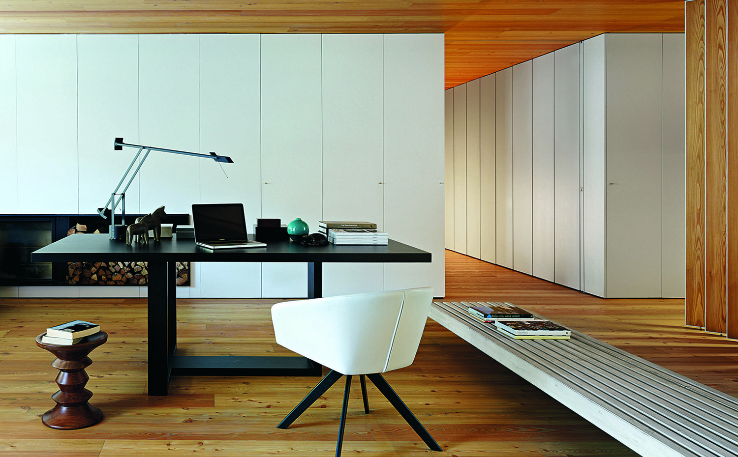 ARQUITECTURA 166-4. Una buena silla envuelve la espalda y facilita los movimientos naturales del cuerpo y ayuda a corregir posturas inadecuadas. Silla Brandy, de Liévore Altherr Molina para Andreu World. La lámpara de sobremesa es la Tizio, de Richard Sapper, editada por Artemide