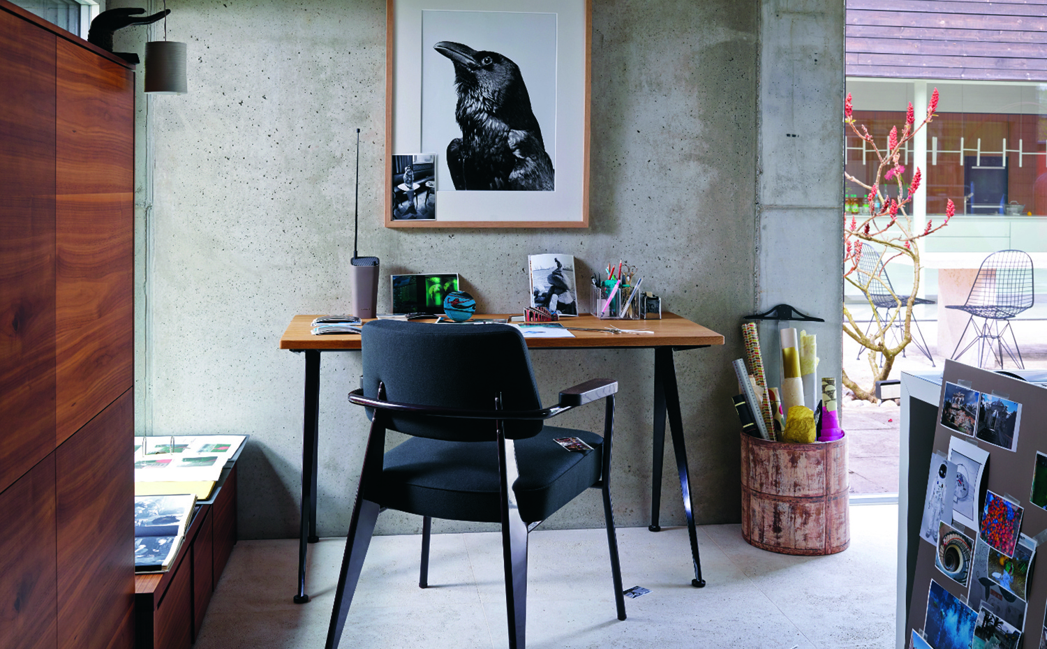 ARQUITECTURA 166-6. Existe otra ergonomía "invisible" que se apoya en materiales naturales y en la calidad del ambiente interior. Silla Fauteuil Direction y mesa Compas Direction, diseños de Jean Prouvé editados por Vitra