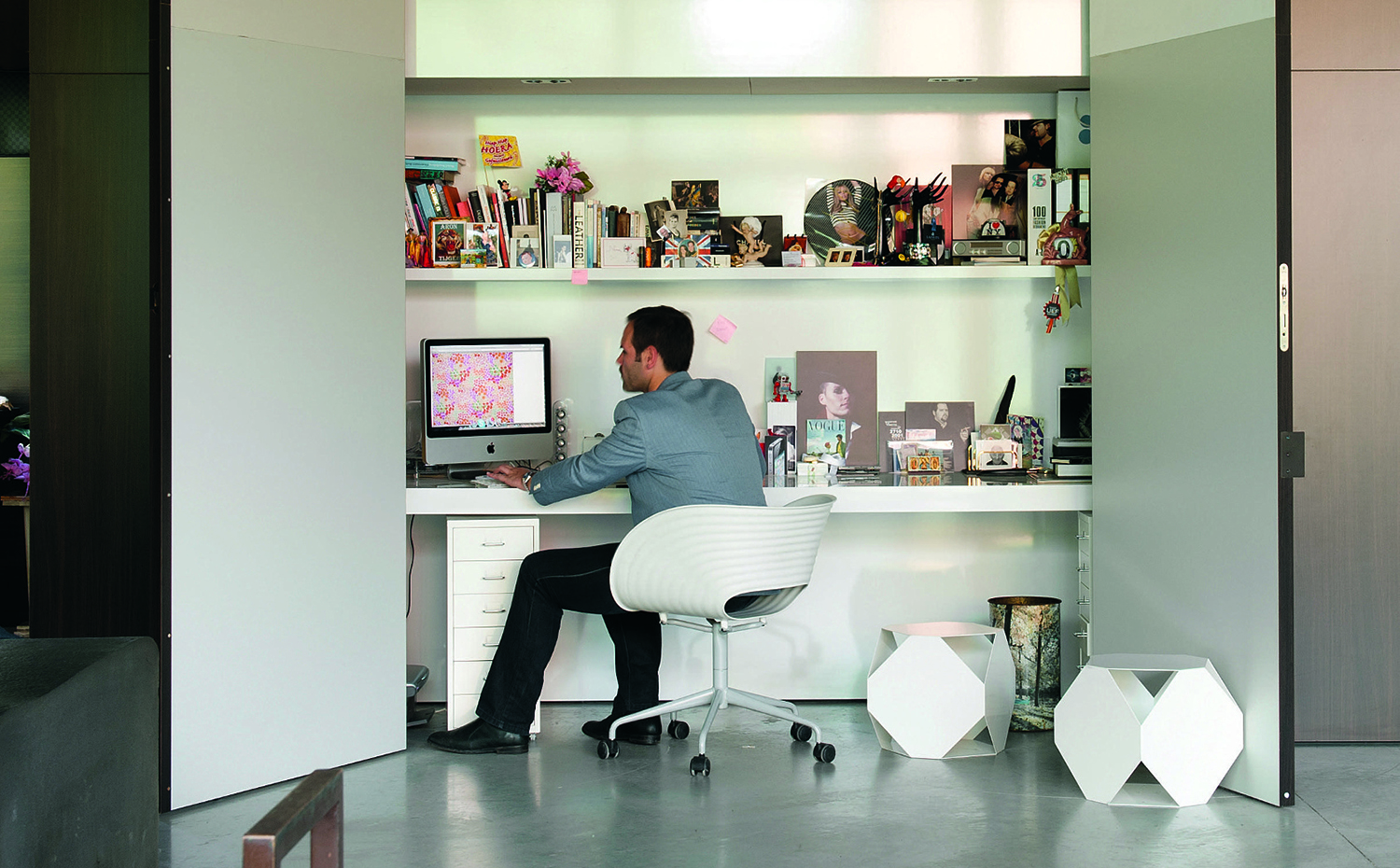 ARQUITECTURA 166-8. El desarrollo de las tecnologías de la información y la comunicación ha impulsado una tendencia creciente a la “deslocalización” de determinados trabajos de la oficina convencional a la propia casa