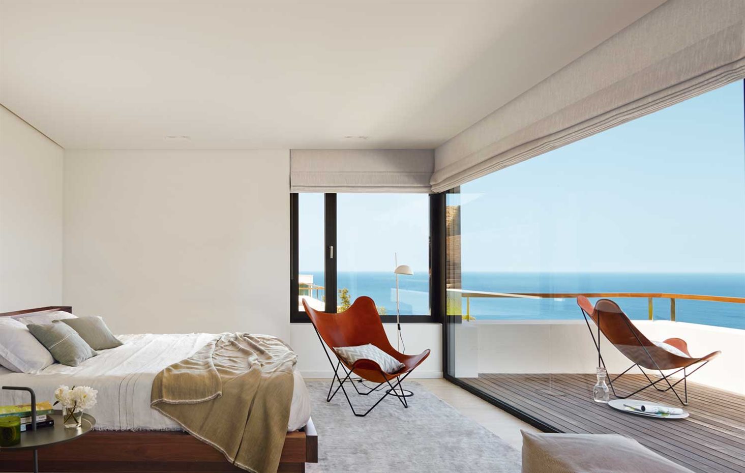 00387695. Dormitorio-mirador. Mesilla DLM, de Hay. Lámpara de pie Funiculí, de Lluís Porqueras para Marset. Ambas, en Arkitektura. Alfombra, de lana gris, en BSB