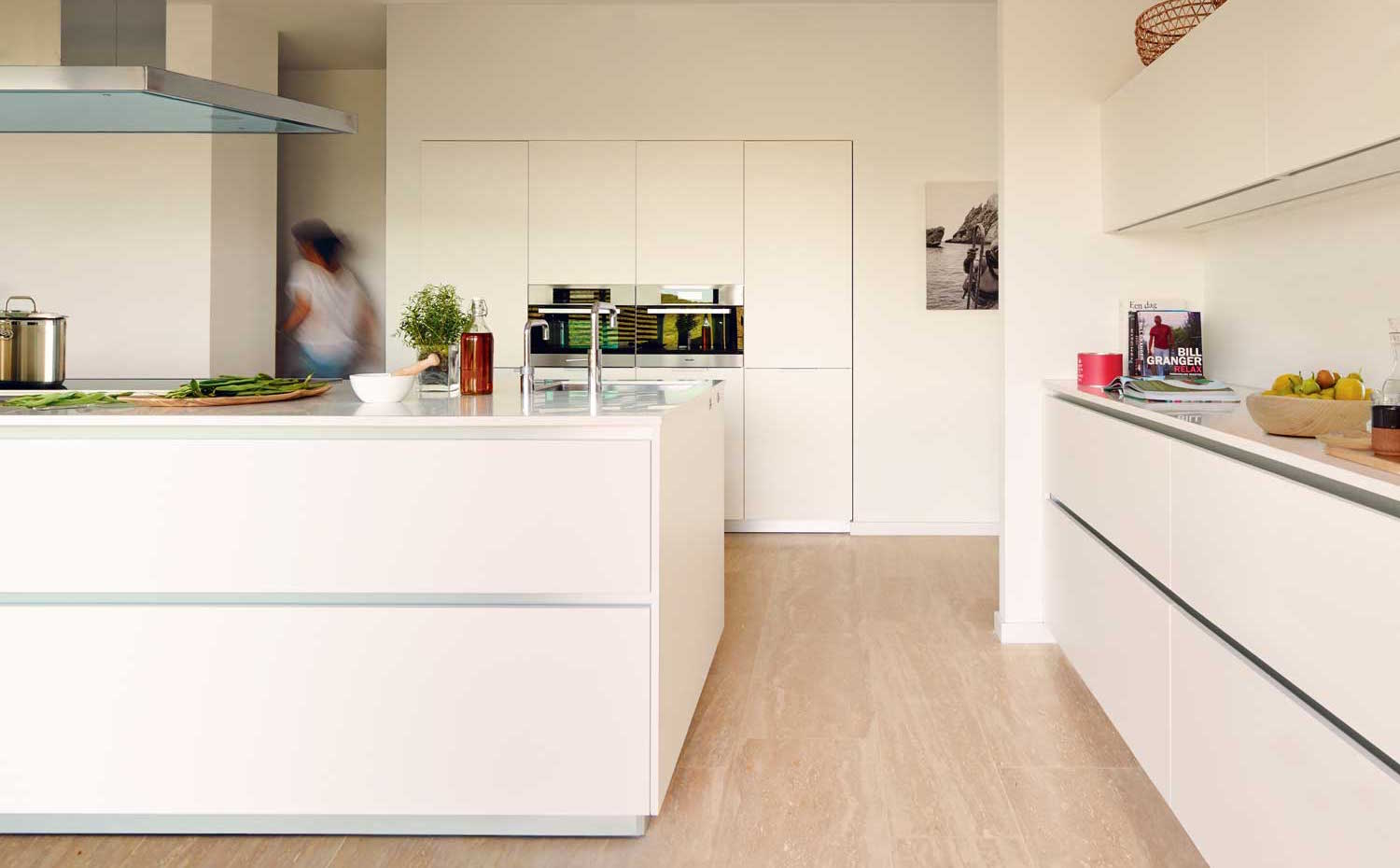 00387693 copia. El mobiliario integral es del fabricante Bad & Keuken Design. La grifería es el modelo Cocinade, de Gessi. Todos los electrodomésticos son de Míele