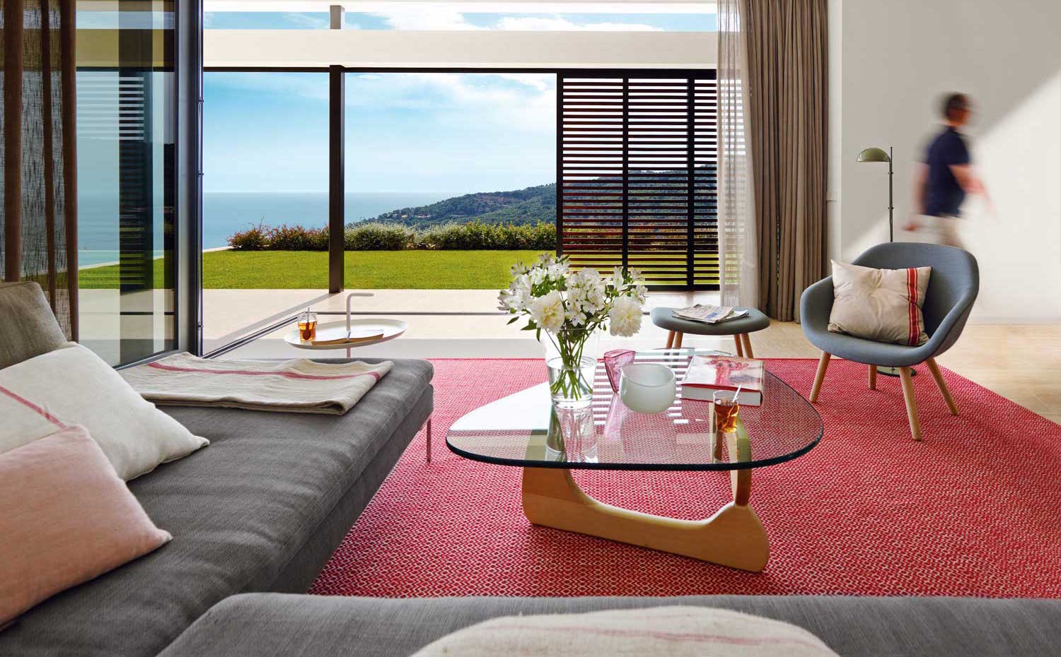 foto copia. Sofás Charles, de A. Citterio para B&B Italia. Mesa de centro Coffee Table, de I. Noguchi para Vitra. Butaca y reposa-piés, de Hay, en Arkitektura
