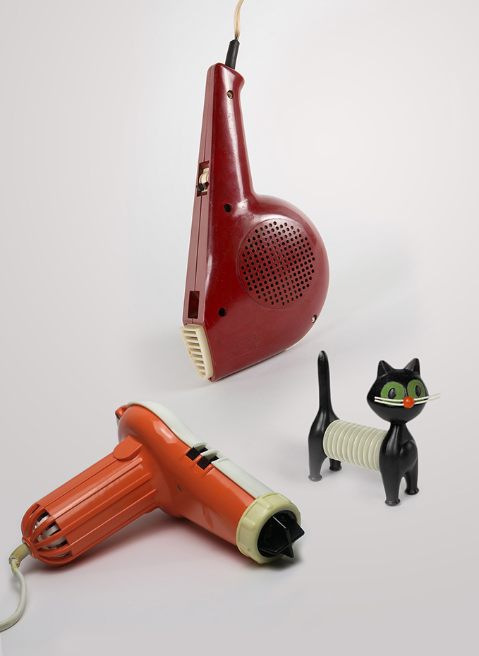 foto11 (1). Secadores de pelo Fema (Stefan Solik, 1964) y EM 521 (Stanislav Lachman, 1955), juguete de plástico en forma de gato (Libuše Niklová, 1963) 