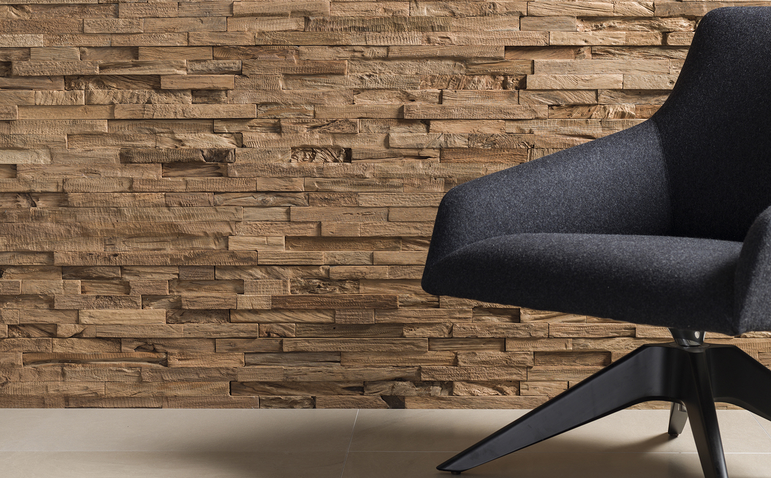l'antic colonial Img Mos Wood Wall Teak Desert Sandstone V-copia. Pared revestida con piezas de piedra arenisca Desert Sandstone, de L'Antic Colonial