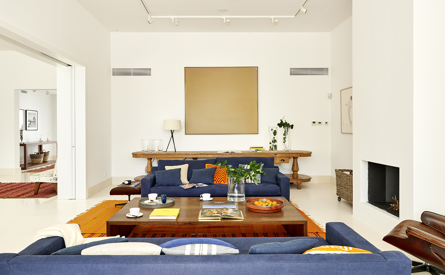 Salón con sofás enfrentados en azul. 