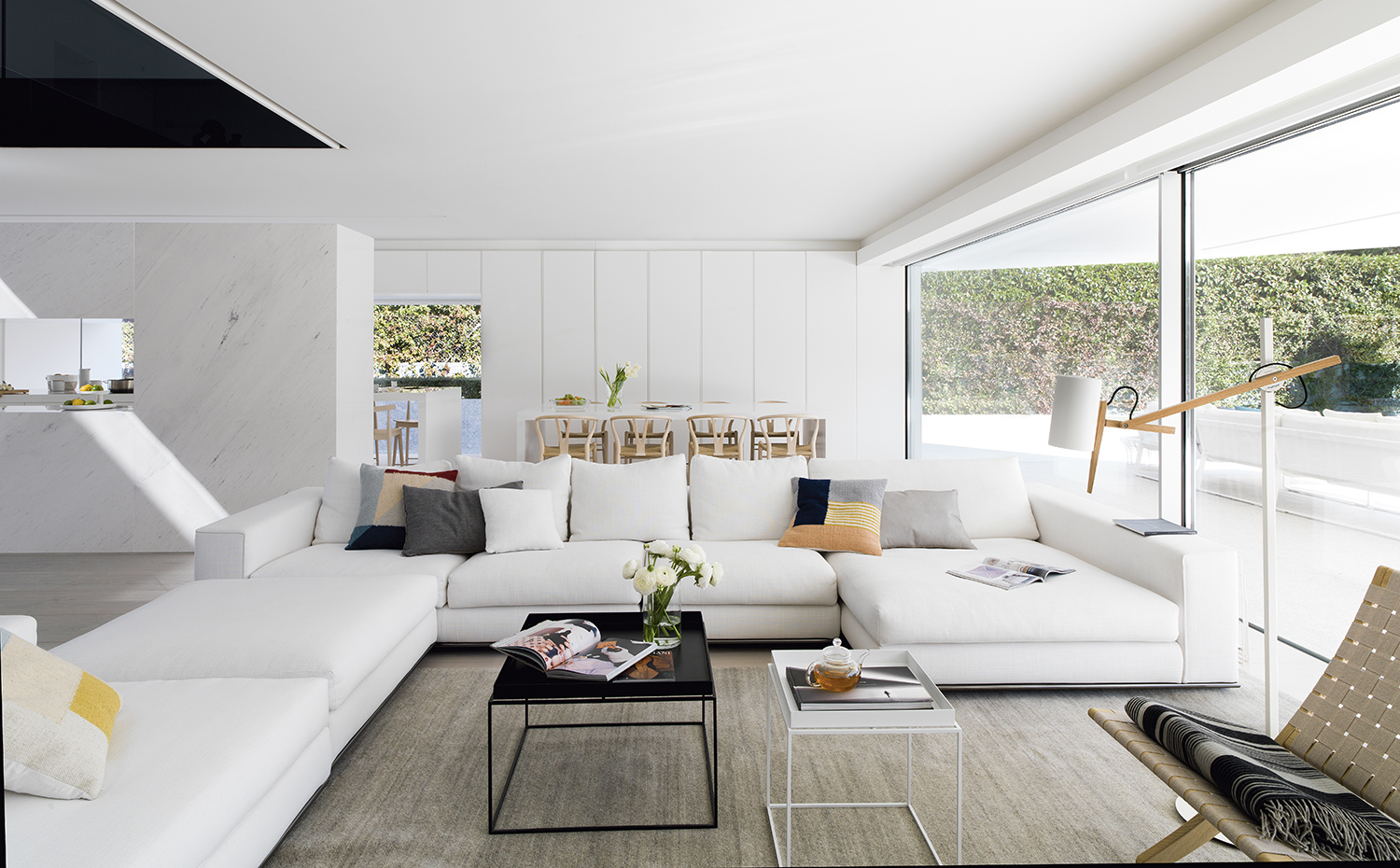 Salón grande con sofá en U de color blanco-