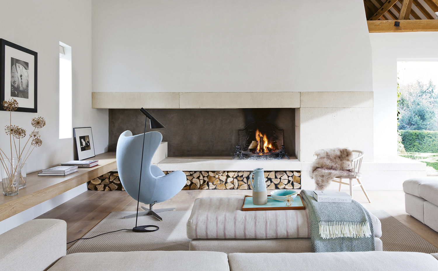 Salón con chimenea de obra iconos del diseño.