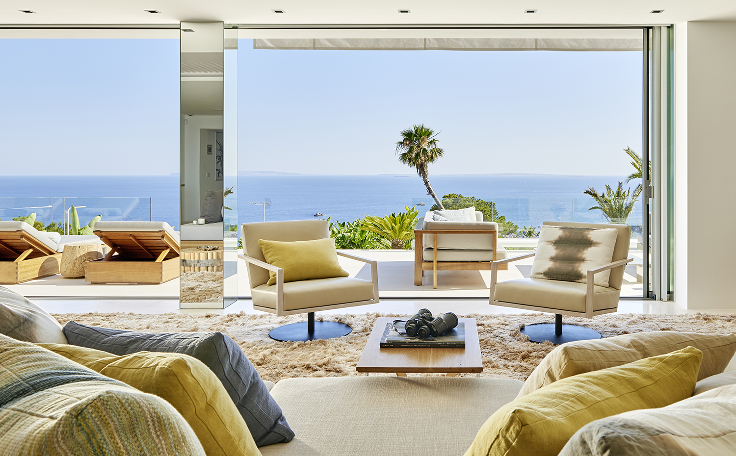 Salón conectado con la terraza mediante ubas grandes ventanas. 