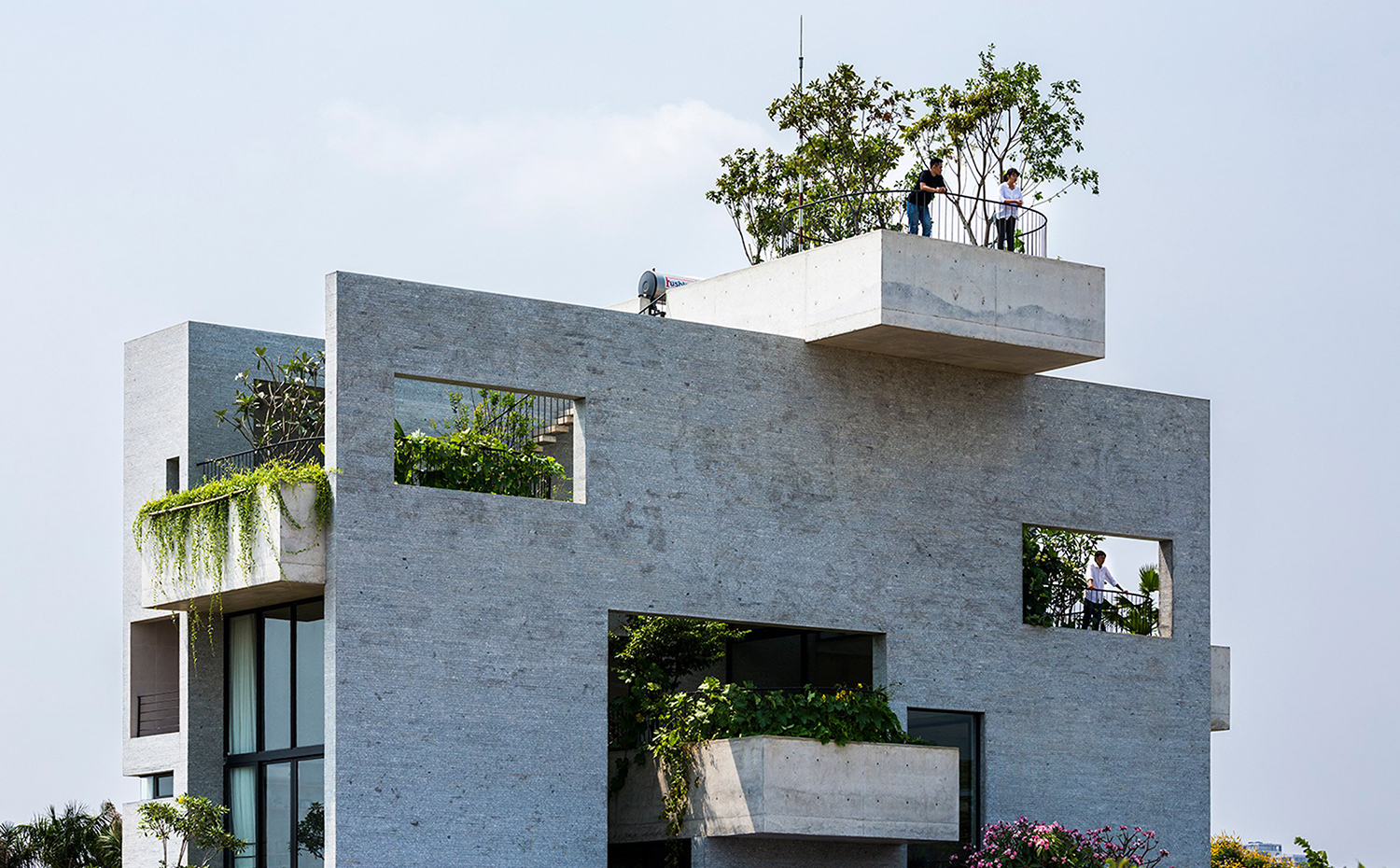 binh-house-vo-trong-nghia-architects-residential-vietnam dezeen 2364 col 0. La casa Binh en Ciudad Ho Chi Minh (Vietnam), de Vo Trong Nghia Architects, incorpora terrazas intercaladas a diversos niveles que se aprovechan como huerto