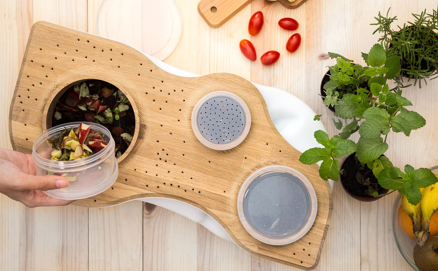 biovessel2. Biovessel, creado por Bionicraft, es un sistema doméstico de compostaje de los residuos orgánicos para crear fertilizante