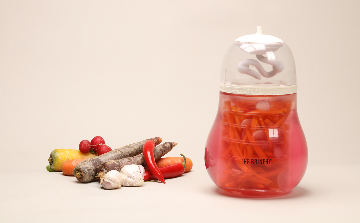 the brinery. The Brinery es un recipiente de fermentación diseñado por estudiantes del Royal College of Art de Londres. Con él se pueden reciclar vegetales que han perdido su frescura y crear una rica fuente de bacterias probióticas