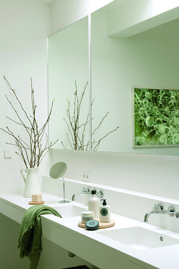 00405184 O. Nunca se debe caer en la tentación de utilizar un perfume personal para aromatizar el hogar; entran en contradicción. Por ejemplo, el momento del baño es muy especial y requiere un aroma único
